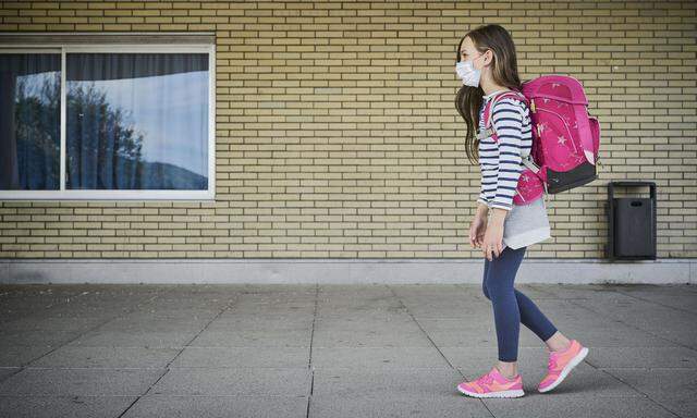 Werden in einer Klasse mehrere Schülerinnen oder Schüler positiv auf das Coronavirus getestet, erfolgt in Zukunft eine Teilsperre für fünf Tage.