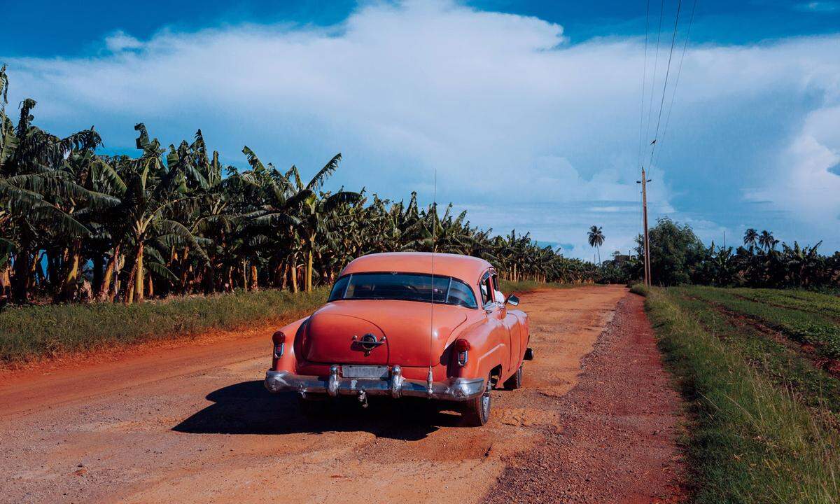 Wie aus der Zeit gefallen wirkt Havanna mit seinen alten klassischen Autos und der bröckelnden Fassade der Häuser aus der Kolonialzeit. Da muss man einfach abdrücken.   
