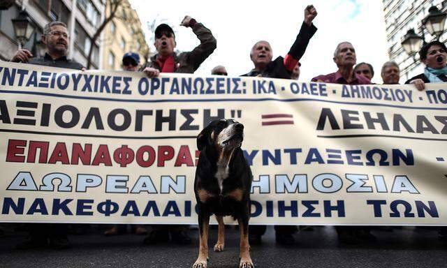 Griechen protestieren gegen geplante Pensionskürzungen.