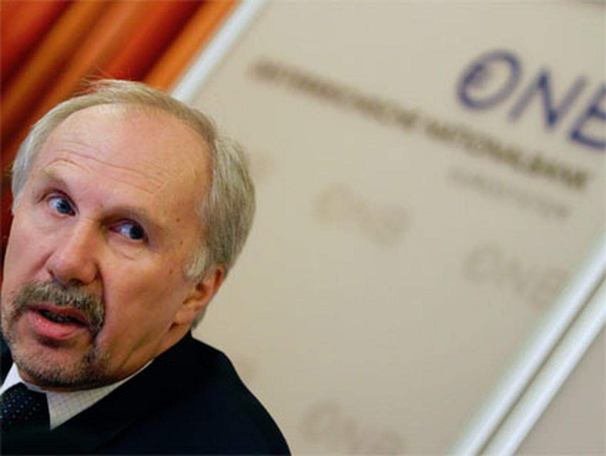 Nationalbankgouverneur Ewald Nowotny reagierte als Erster noch in der Nacht auf Samstag auf die Rating-Herabstufung. Er wertete diese als "spektakuläre Demonstration gegenüber dem Euroraum".