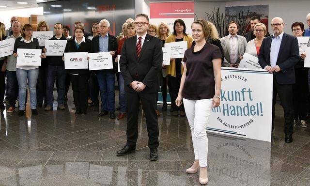 Arbeitnehmer- Verhandler Peter Buchmüller und Anita Palkovich zum Start der KV-Verhandlungen im Handel - Offizielle Forderungsübergabe