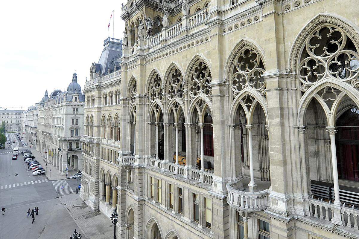 26. September.  Die Sanierung des Wiener Rathauses startet. Der erste betroffene Abschnitt umfasst mit rund 4000 Quadratmetern rund zwei Drittel der Westfassade am Friedrich-Schmidt-Platz. Es wird insgesamt elf verschiedene Bauabschnitte. Die Renovierung wird mit rund 35 Millionen Euro zu Buche schlagen und 2023 abgeschlossen sein.