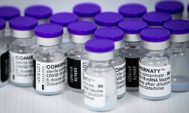 Impfdosen im Impfzentrum im Velodrome de Saint Quentin, Paris Vaccinodrome de St Quentin en Yvelines - velodrome NEWS : Vaccinodrome