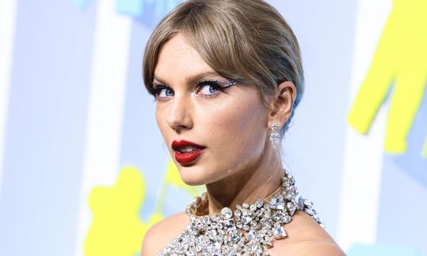 Englisch-Professorin Taylor Swift rettet die Sprache! Na gut, nicht wirklich, aber sie bringt vergessene Vokabeln zurück in den Sprachgebrauch.