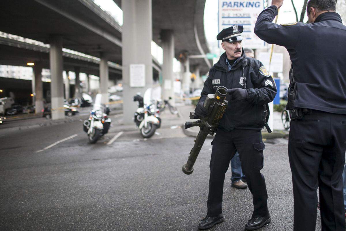 Seargeant Paul Grazy verwahrte das gute Stück. Die Polizei muss erst noch prüfen, ob das gebrauchte Gerät, das nur einmal verwendet werden kann, überhaupt legal vom Staat besessen werden darf.