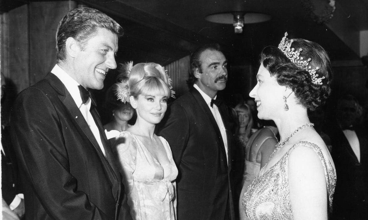 Die Royals und Bond verbindet eine langjährige Beziehung. Königin Elizabeth II. war erstmals 1967 bei der Weltpremiere von "Man lebt nur zweimal" zu Gast. Seitdem besuchten immer wieder Mitglieder des Königshauses die Premierenfeiern.