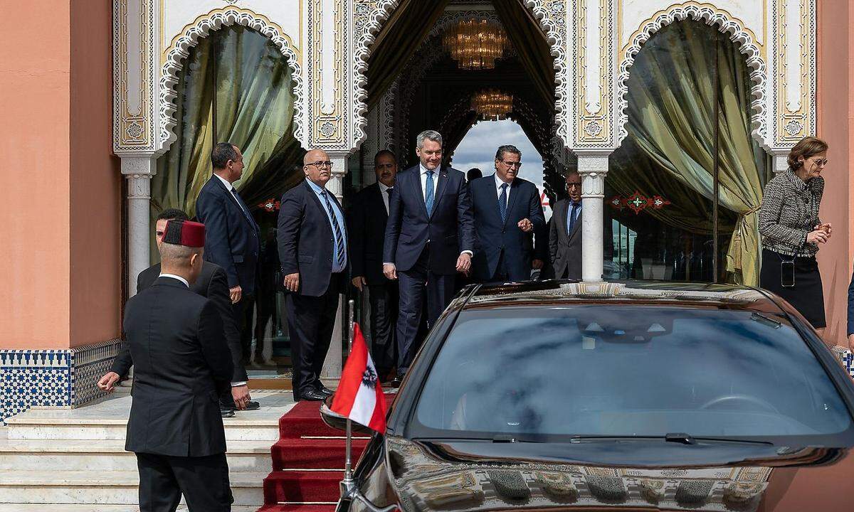Bundeskanzler Nehammer und Marokkos Premier Akhannouch auf einem vom Innenministerium zur Verfügung gestellten Bild.