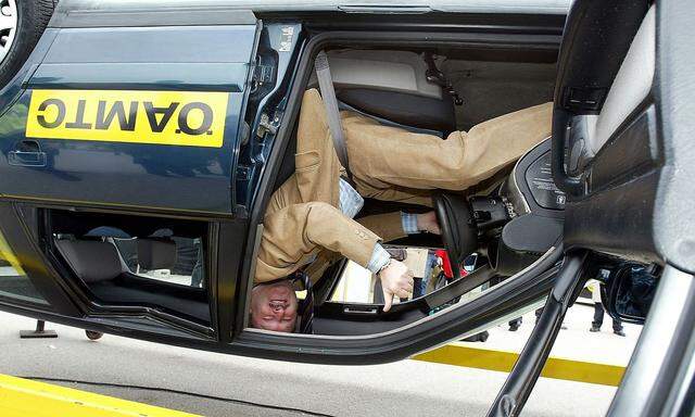 Ex-Verkehrsminister Hubert Gorbach testet einen Überschlagssimulator mit Sicherheitsgurt
