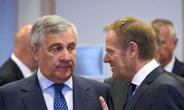 Überzeugen, sondieren, die Bereitschaft zu Kompromissen ausloten, Mehrheiten finden – Ratspräsident Donald Tusk (r.) im Gespräch mit EU-Parlamentspräsident Antonio Tajani.