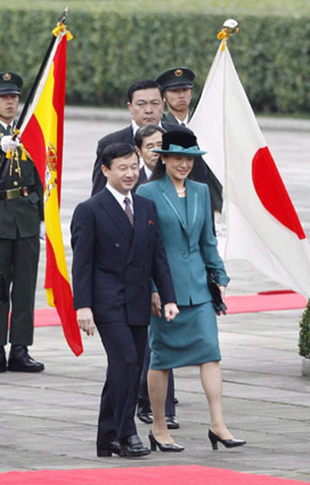 Mit einem strahlenden Lächeln auf den Lippen hat die japanische Kronprinzessin Masako ihren ersten offiziellen Festakt seit fünf Jahren absolviert. Im Kaiserlichen Palast in Tokio nahm sie mit ihrem Mann, Kronprinz Naruhito, sowie Kaiser Akihito und Kaiserin Michiko an der Willkommenszeremonie für das spanische Königspaar Juan Carlos und Sofia teil.  Die 44-Jährige, die an stressbedingten Depressionen leidet, meidet seit Ende 2003 öffentliche Auftritte und hatte ihren Mann im Juli auch nicht zu einem Besuch nach Spanien begleitet. Masako hatte seit Beginn ihrer Ehe im Jahr 1993 Schwierigkeiten, sich an das strenge Zeremoniell der ältesten Monarchie der Welt anzupassen. In Japan werden ihre Auftritte mit großem Interesse verfolgt.