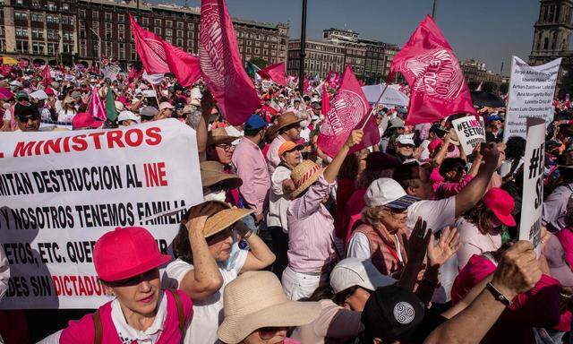 Die Demonstranten tauchten den zentralen Zócalo-Platz in der Hauptstadt Mexiko-Stadt in Weiß und Pink, die Farben der INE.