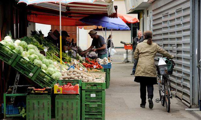 Marktstände müssen künftig von Montag bis Freitag zumindest von 15 bis 18 Uhr und am Samstag von 8 bis 12 Uhr offen haben.