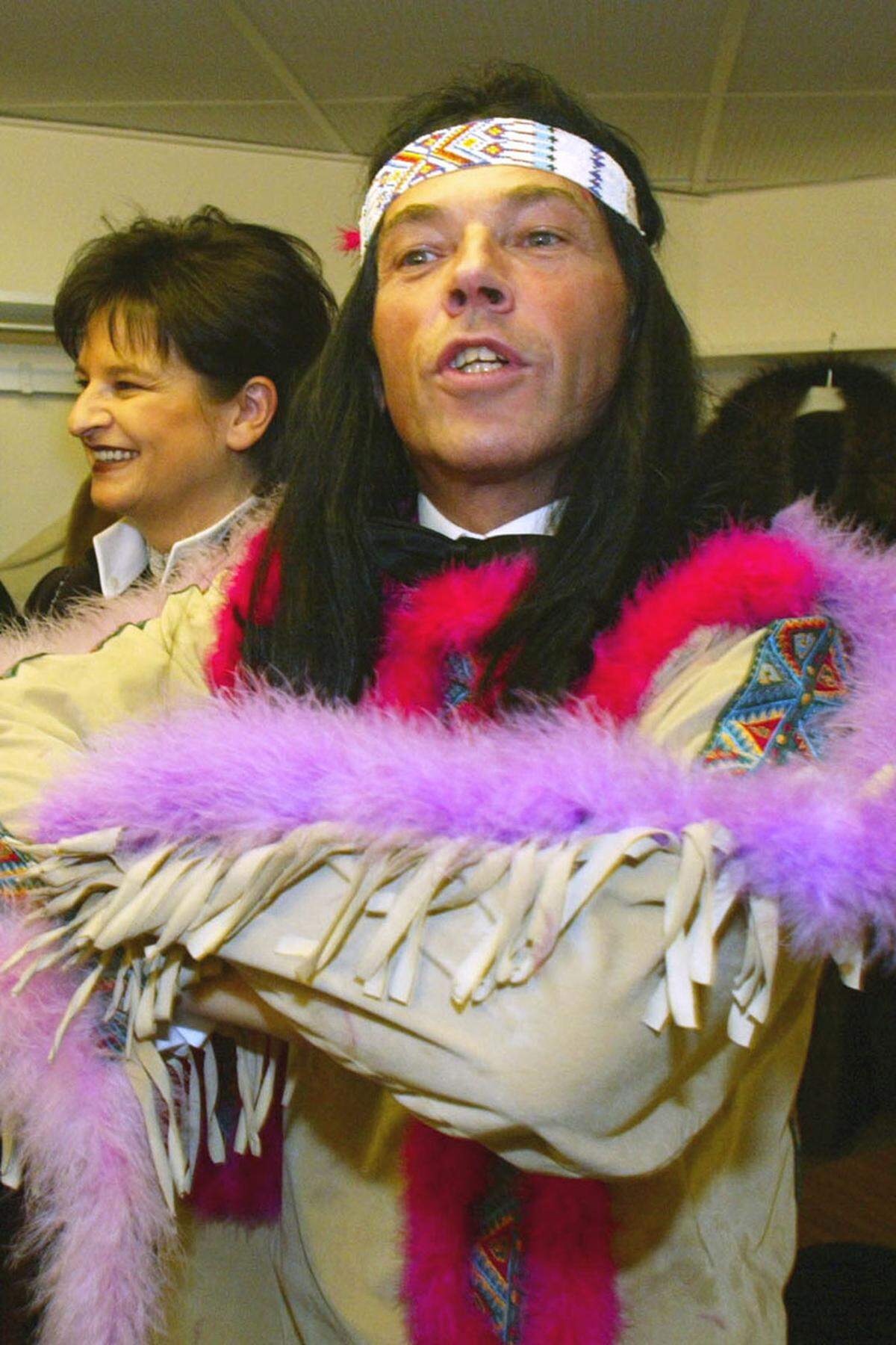 Dörflers Vorgänger als Landesvater, der mittlerweile verstorbene Jörg Haider (FPÖ/BZÖ), schlüpfte zur Faschingszeit ebenfalls gerne in Kostüme: 2002 präsentierte er sich etwa als Indianer mit roter und violetter Federboa. (Am Bild: Haider mit Ex-FP-Vizekanzlerin Susanne Riess-Passer)