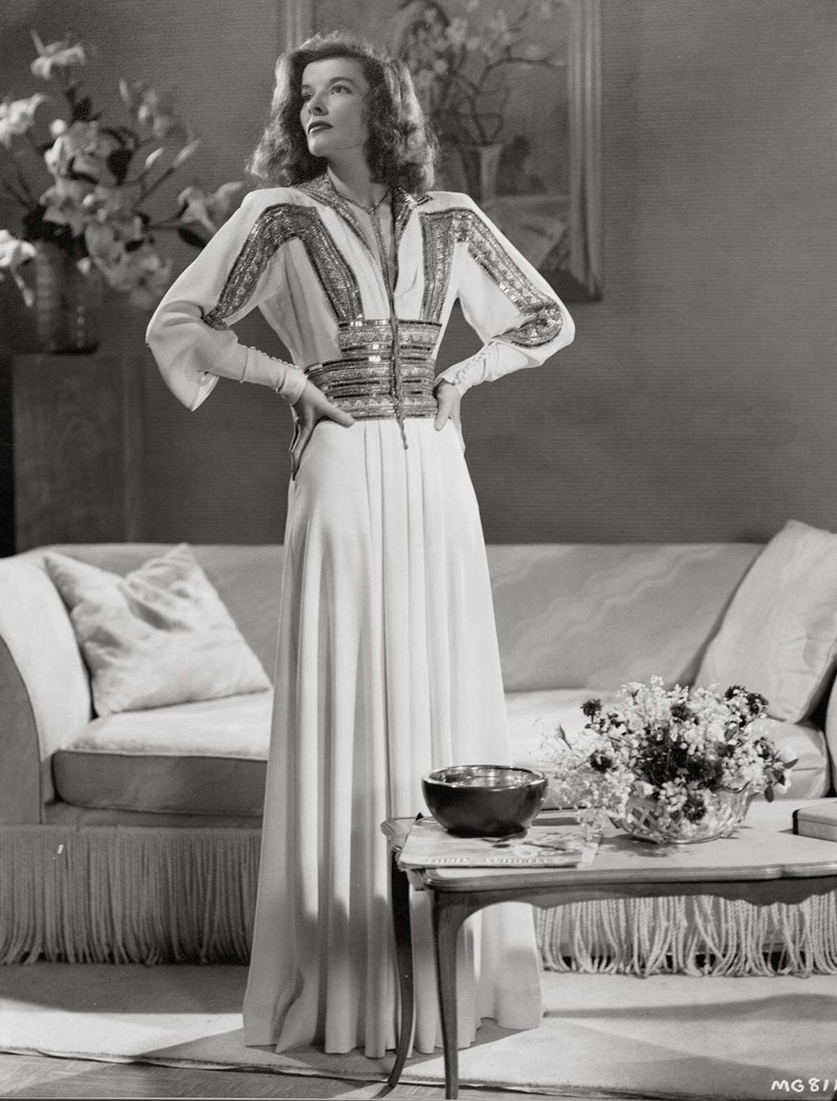 Katherine Hepburn verkörperte diesen Beauty-Look mit ihrer Größe und den breiten Schultern.