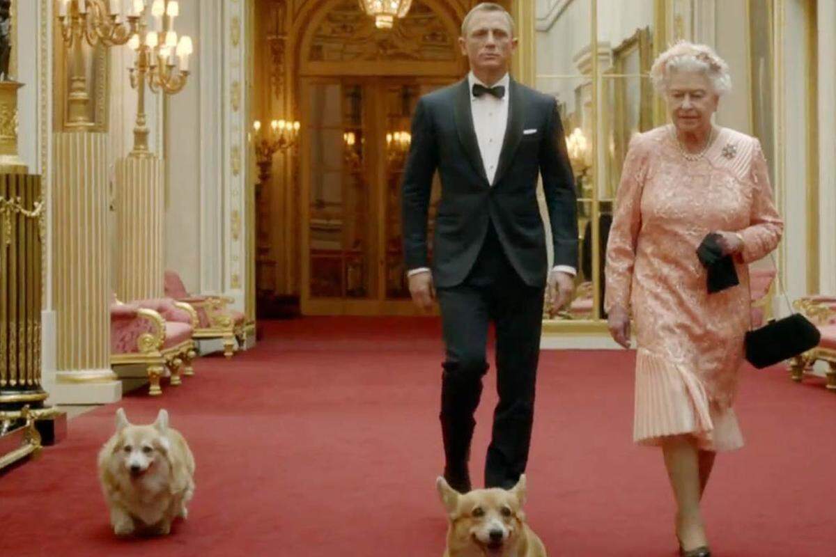 Die Corgi-Schar darf im Buckingham Palace frei herumlaufen, wie der britische Hofberichterstatter Brian Hoey erzählt. Nicht ohne Konsequenzen für die antiken Möbel und wertvollen Teppiche, auf denen sie schon mal ihre Notdurft verrichten. Die Hausbediensteten haben für derartige Unfälle stets ein Löschpapier zur Hand. Im Auftrag Ihrer Majestät: Daniel Craig und die Queen werden bei der Eröffnungszermemonie für die Olmypischen Spiele 2012 in London von Corgis begleitet.