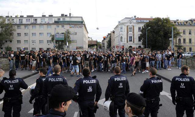 Polizisten halten die Fußballfans in der Wiener Innenstadt im Zaum.