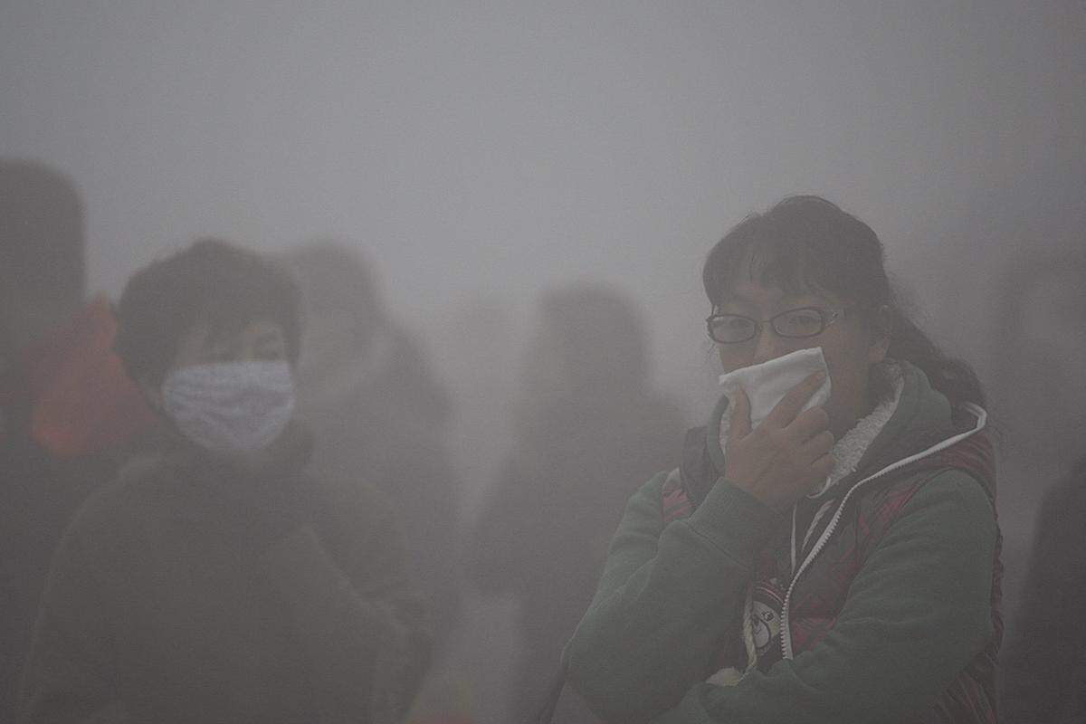 "Es ist immer noch ekelhaft", sagt der 25-Jährige Zhao Yao am Dienstag. "Beim Atmen wird dir übel." Die meisten Leute würden gar nicht mehr auf die Straße gehen - und wenn doch, dann zum Teil mit mehreren Atemschutzmasken übereinander.