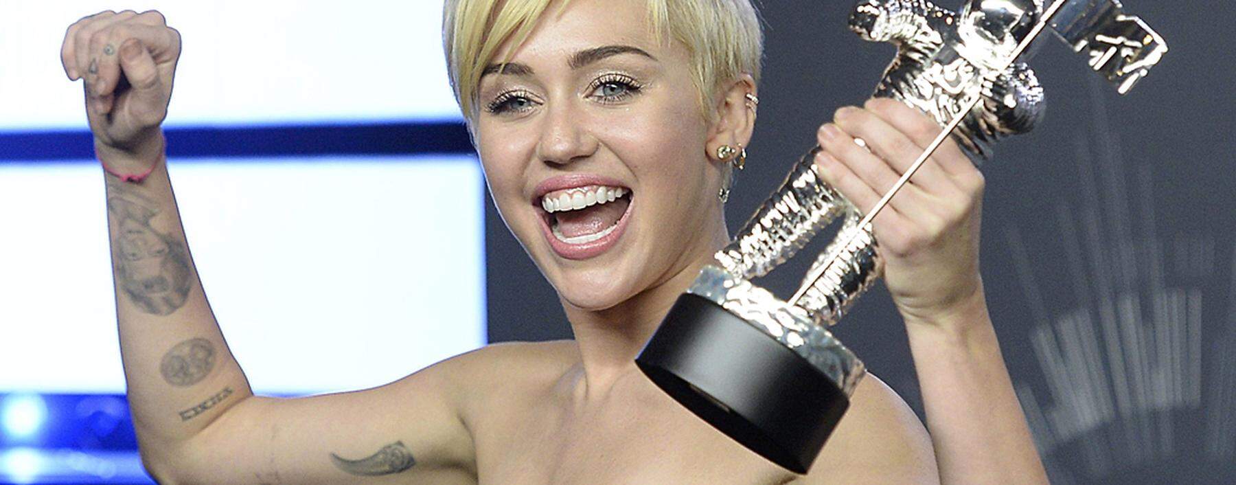Singer Miley Cyrus poses backstage after winning Video of the Year for ´Wrecking Ball´ during the 2014 MTV Video Music Awards in Inglewood