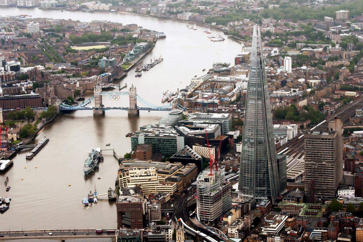 Entworfen wurde der Shard-Turm vom italienischen Stararchitekten Renzo Piano, der in ihm "eine kleine vertikale Stadt" für 12.000 Menschen sieht.