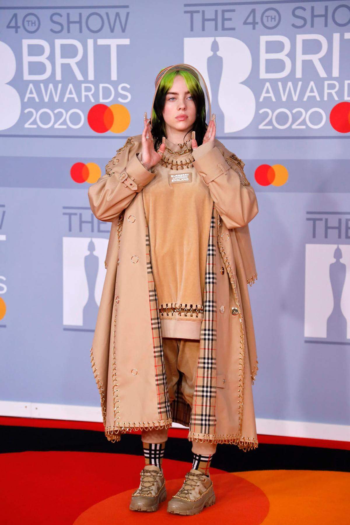 Die fünffache Grammy-Gewinnerin Billie Eilish räumte wieder ab. Sie wurde als Beste internationale Künstlerin geehrt. Ihr Outfit stammt von Burberry.