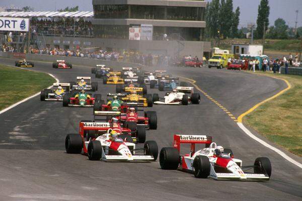 Den Klassiker der Karambolage unter Teamkollegen lieferten die McLaren-Piloten im vorletzten Rennen 1989 in Suzuka. Der Franzose kollidierte in der Schikane mit Senna - der Brasilianer konnte aber noch weiterfahren.Senna legte dann einen Boxenstopp ein und gewann sogar zunächst das Rennen. Später wurde er aber disqualifiziert, Prost wurde erneut Weltmeister.