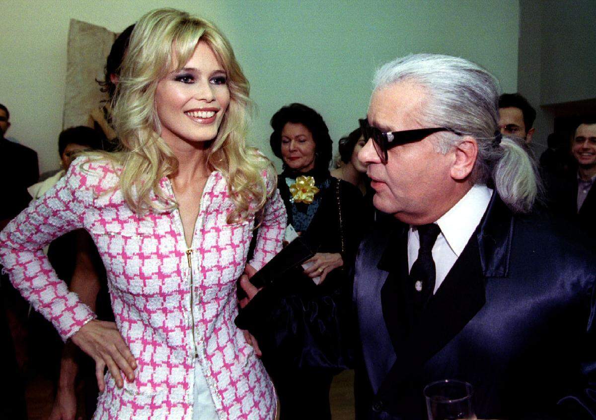 Karl Lagerfeld gilt als Entdecker vieler Supermodels der 90er-Jahre. Das deutsche Model Claudia Schiffer war jahrelang seine Muse.