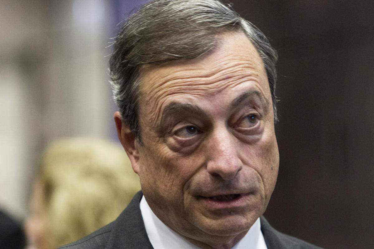 "Der EZB-Rat erwartet, dass die Zinssätze der EZB für einen längeren Zeitraum auf dem aktuellen Niveau oder darunter bleiben werden." Draghi legt sich erstmals in der Geschichte der Notenbank auf künftige Zinsentscheidungen fest.