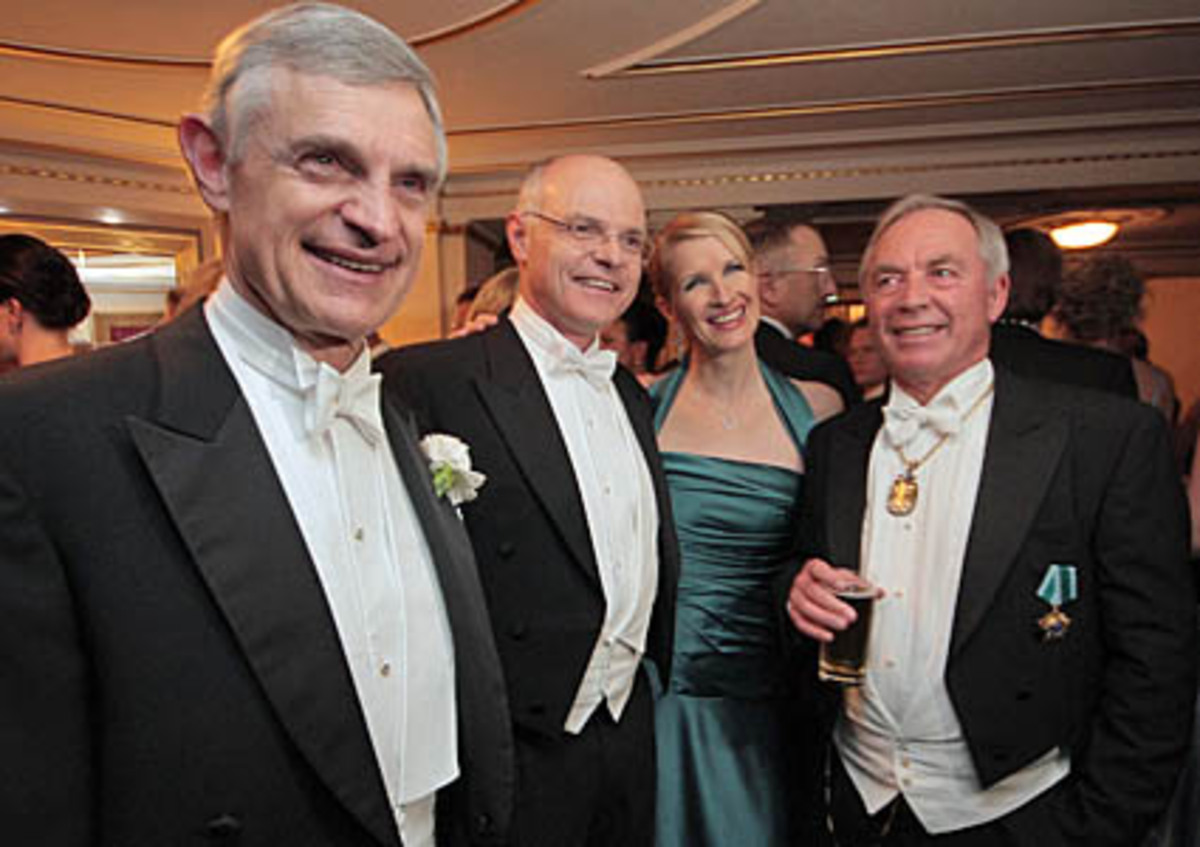 Einmal Lächeln bitte: Benimmexperte Thomas Schäfer-Elmayer, Generaldirektor der Casinos Austria AG Karl Stoss, Moderatorin Claudia Stoeckl und Ski-Legende Karl Schranz (v.l.n.r.)