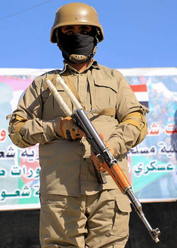 Sicherheitskräfte der Houthi-Miliz in Jemens Hauptstadt Sanaa. Die vom Iran unterstützte Miliz droht mit Vergeltung für US-Luftangriffe. 