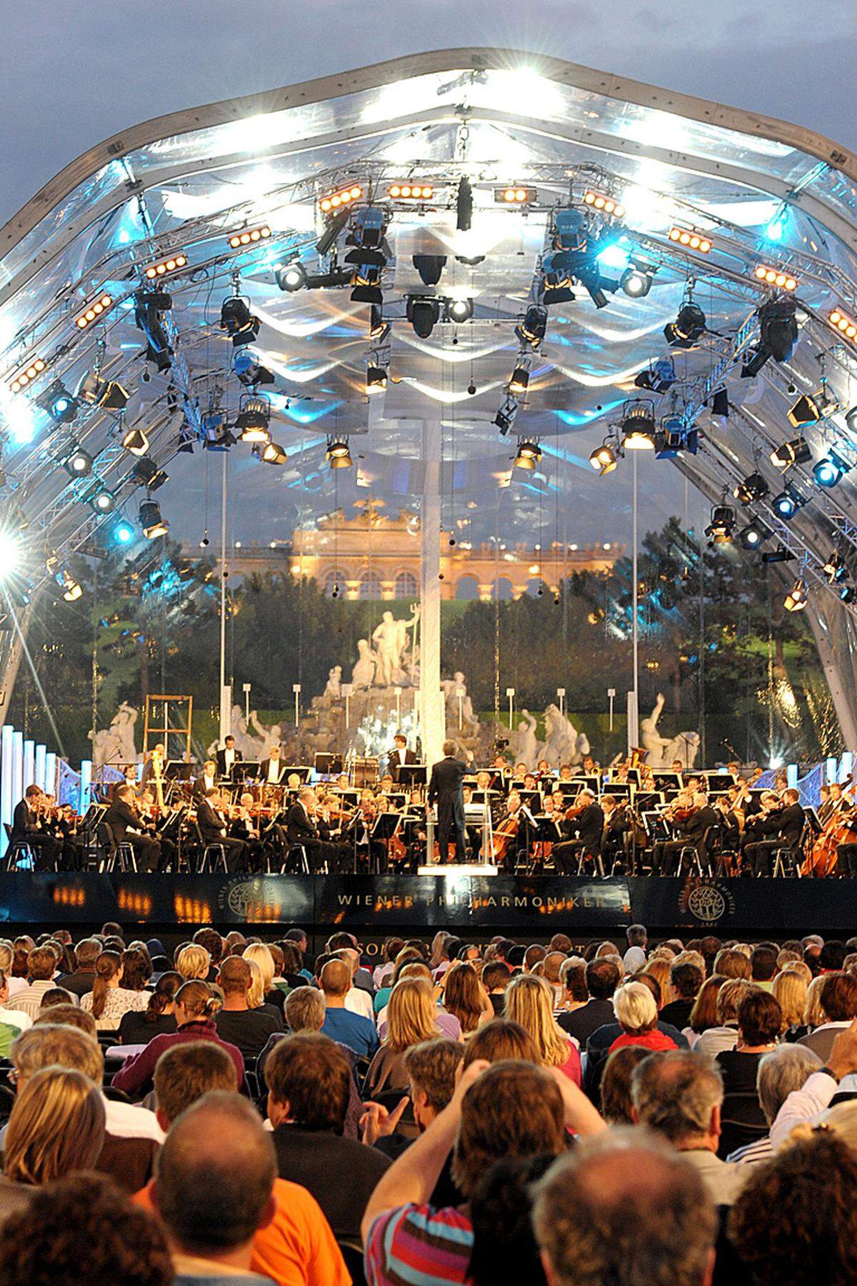 Beim populären Sommernachtskonzert mit den Wiener Philharmonikern stand er 2010 am Pult.
