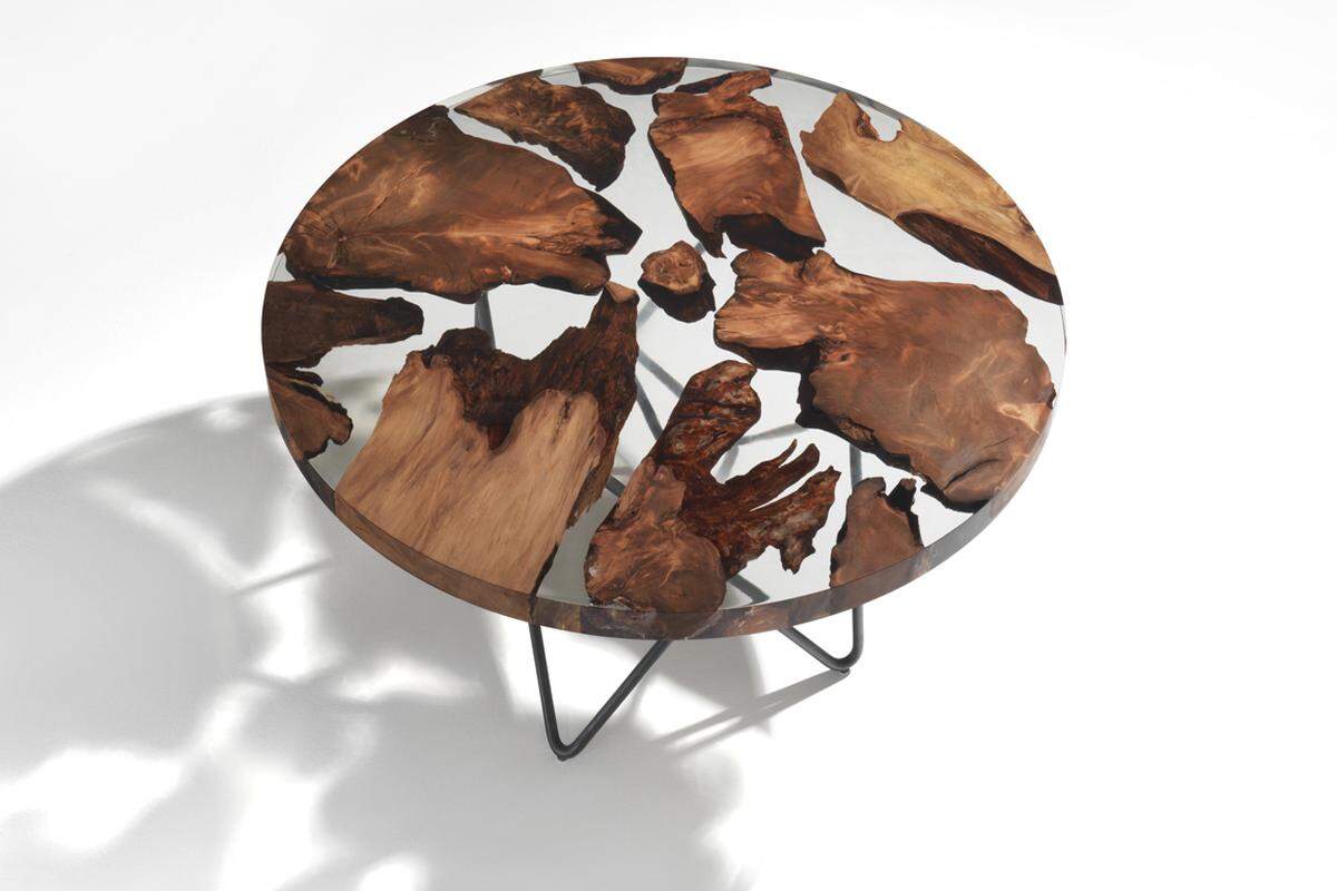 Die Tischplatte des Tisches „Earth“ von Riva 1920 besteht aus Kauri und Epoxydharz, wobei das Holz die Kontinente symbolisiert, das Harz den Ozean. Design: Renzo und Matteo Piano. Preis auf Anfrage. www.riva1920.it