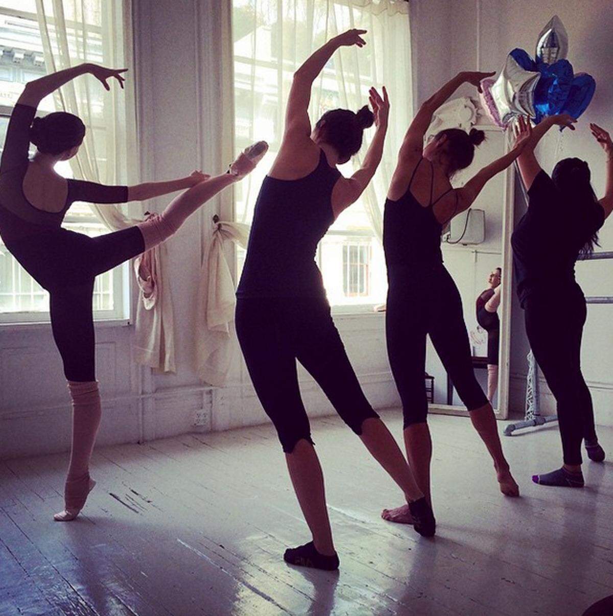 Alessandra Ambrosio stählt ihren Körper mit dem Ballet Beautiful Trainingsprogramm. 
