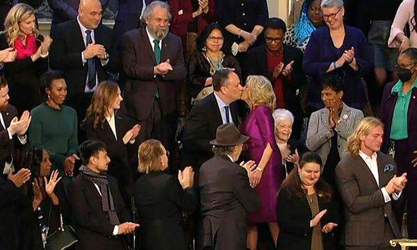 Was tun Jill Biden und Doug Emhoff da? Die umstrittene öffentliche Kussszene fand auf der Tribüne des Repräsentantenhauses statt. 