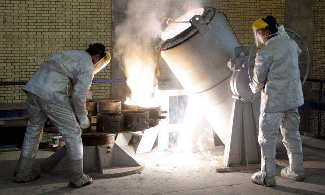 Archivbild von 2005: Arbeiter portionieren flüssigen Rohstoff zur Urananreicherung, Iran 