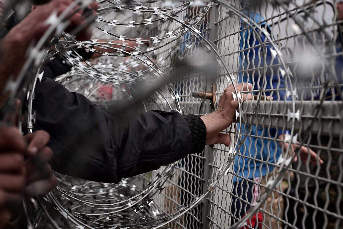 Am Montagnachmittag beruhigte sich die Lage etwas. Allerdings schleuderten junge Migranten Steine über den Zaun auf die mazedonische Polizei und beschimpften die Beamten.