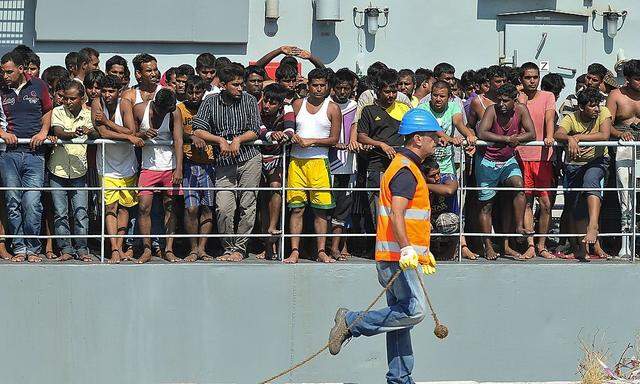 Flüchtlinge warten im Hafen von Palermo darauf, an Land gehen zu können. Der österreichische Verfassungsschutz will die Menschenmassen so gut wie möglich im Auge behalten.