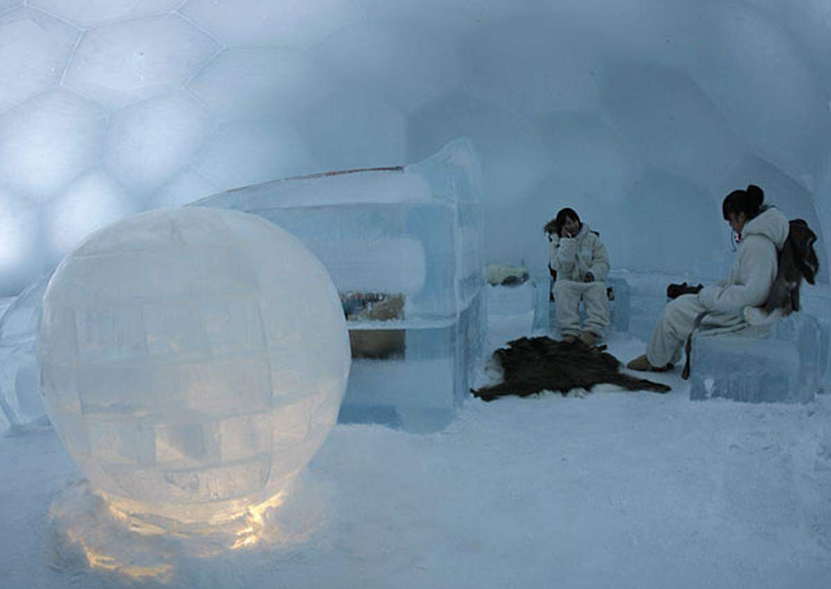 Im japanischen Ort Shimukappu im Skigebiet Tomamu ist heuer das erste Eishotel Japans entstanden. Das wichtigste für eine Übernachtung in dem Eisblock: Warme Kleidung.