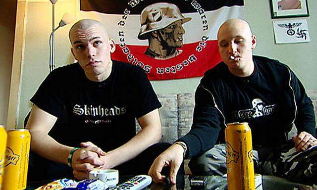 SkinheadAffaere Gruene zeigen Polizisten