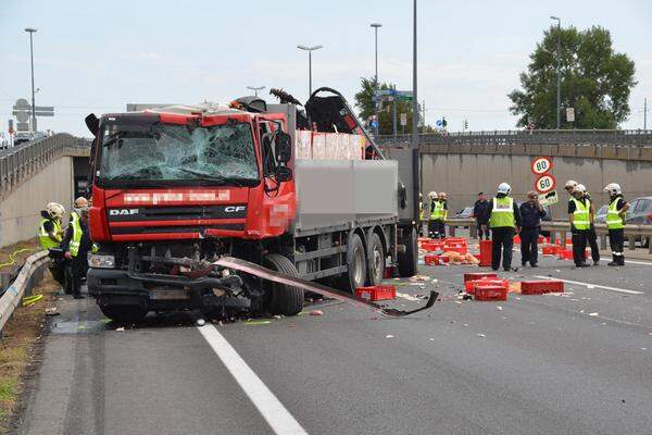 Ein schwerer Unfall hat am Donnerstag auf der Wiener Donauuferautobahn 13 Verletzt gefordert.