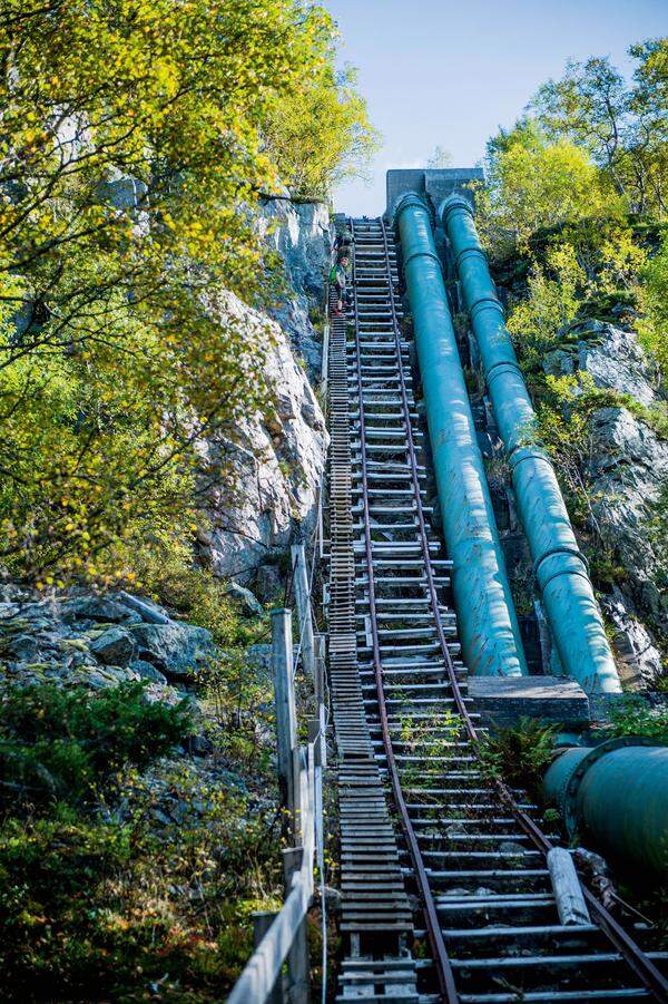 Bei Flørli schießt Wasser hinunter. 4444 Treppen führen hinauf - die weltlängste Holzstiege.