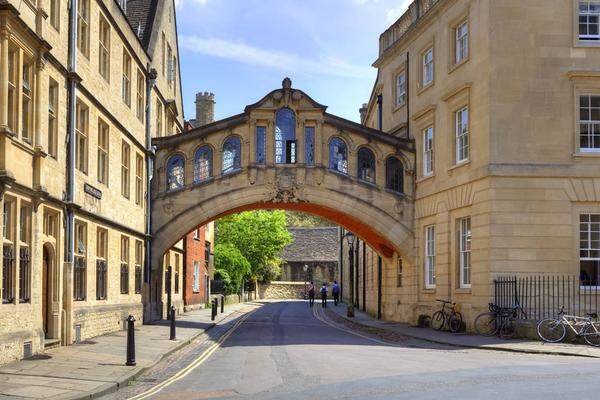 Die britische Elite-Uni Oxford kommt auf den dritten Platz. Neben Königen und Staatschefs kann die älteste britische Uni auch sechs Heilige ausweisen, die in ihren Hallen studiert haben.