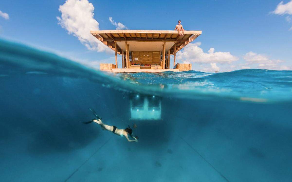 Jodidio wirft einen Blick auf die besten Camper und Zelte und beschäftigt sich mit extravaganten Herbergen im Meer wie BIGs Urban Rigger oder dem Manta Underwater Room in Sansibar.