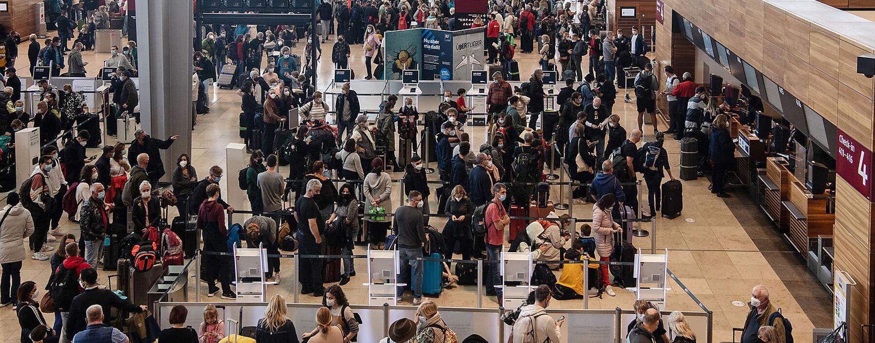  Im Oktober drängten sich die Passagiere im neuen Terminal 1 dicht aneinander - manche warteten Stunden auf ihren Flug.