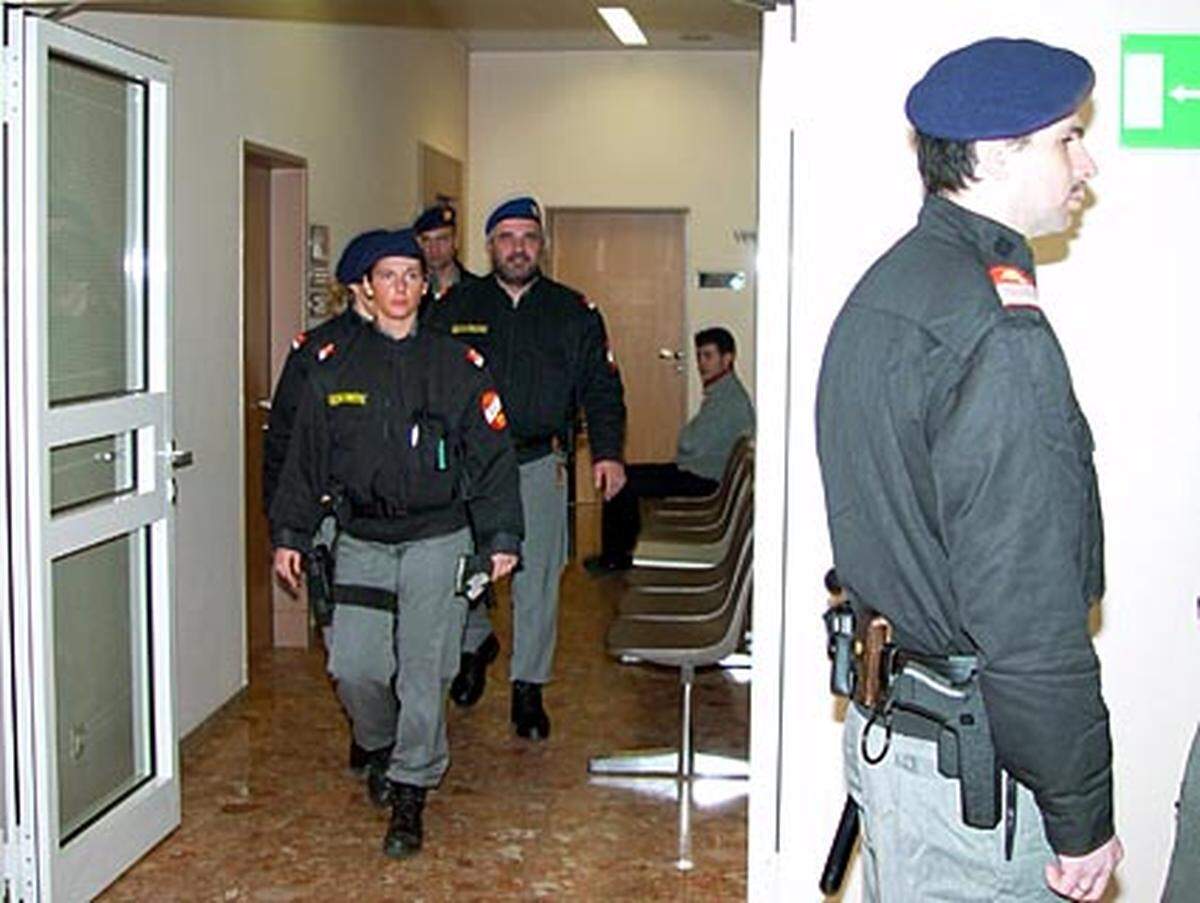 4. März 2002: Am Landesgericht Korneuburg beginnt der Prozess gegen die drei Omofuma begleitenden Fremdenpolizisten. Sie müssen sich wegen Quälens eines Gefangenen mit Todesfolge verantworten.