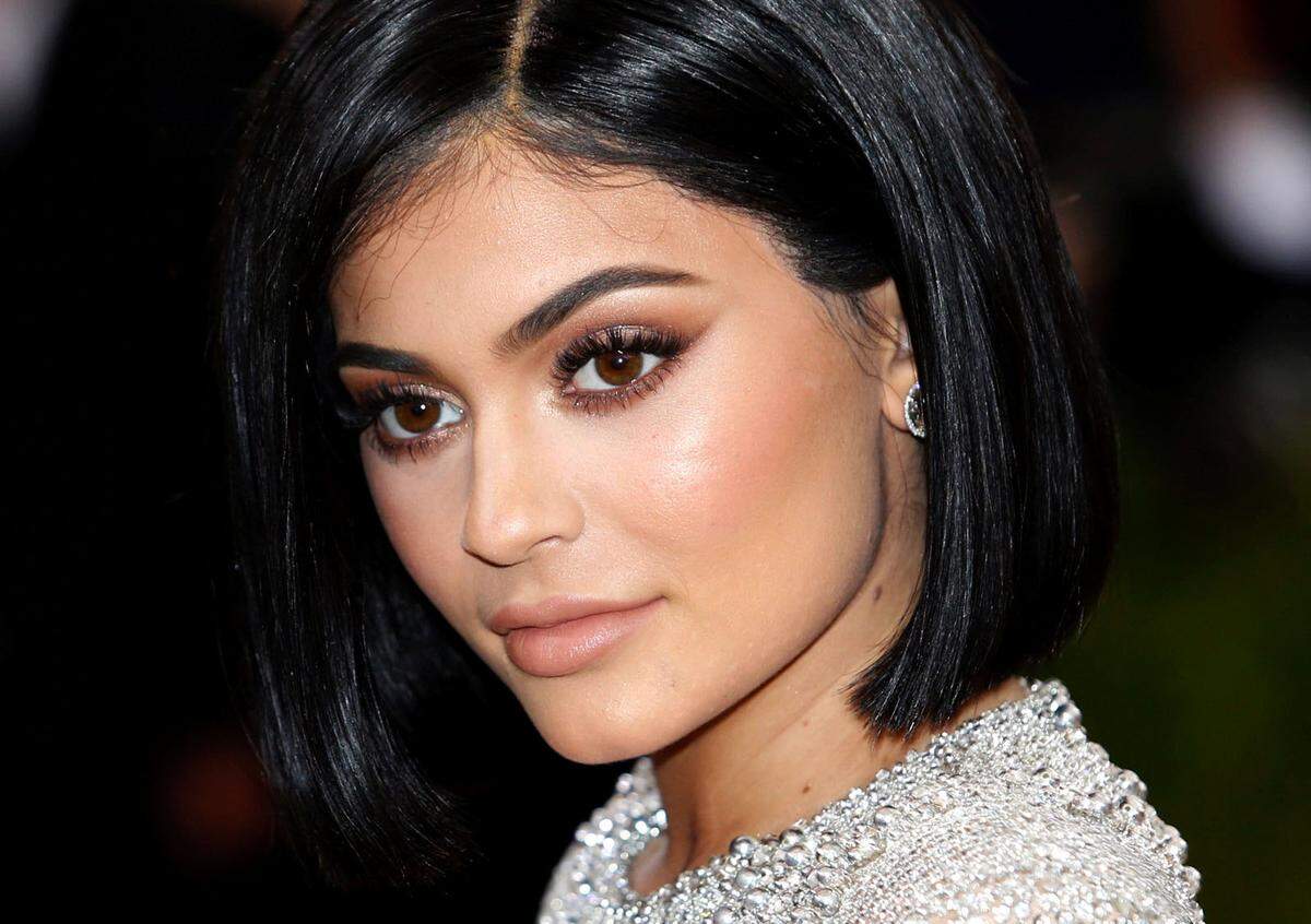 Die jüngste Schwester von Kim Kardashian hat sich mit Kylie Cosmetics ein Beauty-Imperium erschaffen. Die 20-Jährige hat 900 Millionen Dollar und wird im nächsten Jahr wohl jüngste Selfmade-Milliardärin sein.