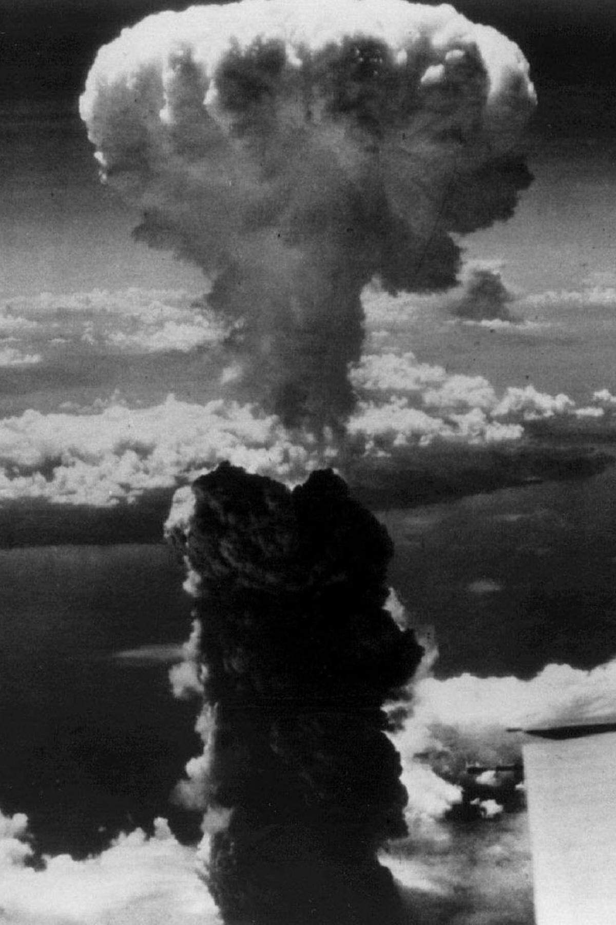 Drei Tage später holen die USA zum nächsten Nuklearschlag aus: "Fat Man", der mit 22.000 Tonnen TNT deutlich mehr Sprengkraft hat als "Little Boy'', zündet über der japanischen Stadt Nagasaki. 75.000 Menschen werden in den Tod gerissen.