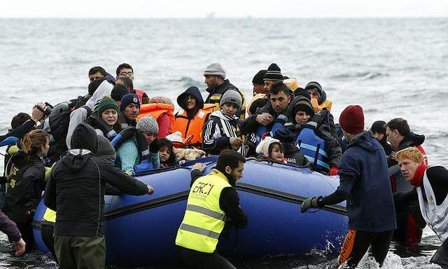 Freiwillige ziehen ein Schlauchboot in Griechenland an Land.