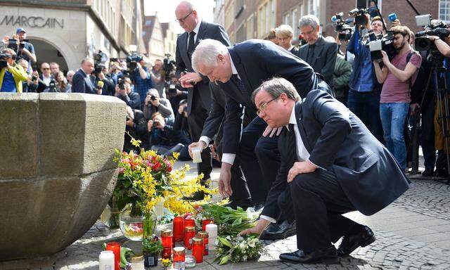 Nordrhein-Westfalens Regierungschef, Armin Laschet (r.), und der deutsche Innenminister, Horst Seehofer (dahinter), am Schauplatz der Attacke in Münster.
