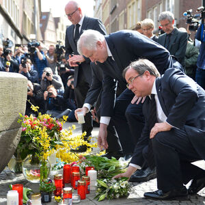 Nordrhein-Westfalens Regierungschef, Armin Laschet (r.), und der deutsche Innenminister, Horst Seehofer (dahinter), am Schauplatz der Attacke in Münster.