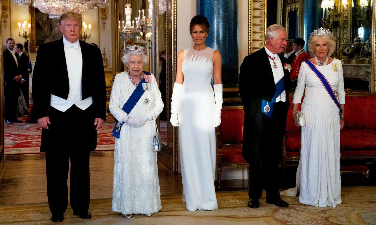 Am Abend dann das Staatsbankett. Im Bild, von links: Donald Trump, Queen Elizabeth II., Melania Trump, Prinz Charles und seine Frau, Herzogin Camilla.
